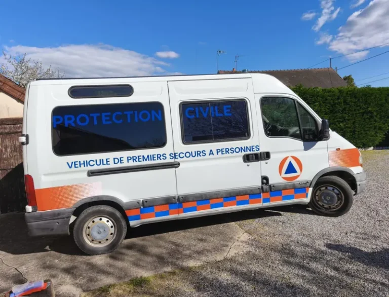 Flocage terminé pour notre nouvelle ambulance-Protection Civile Allier-secourisme-urgences-poste de secours-PSC1-formation-gestes qui sauvent-benevolat-association-auvergne-allier-3
